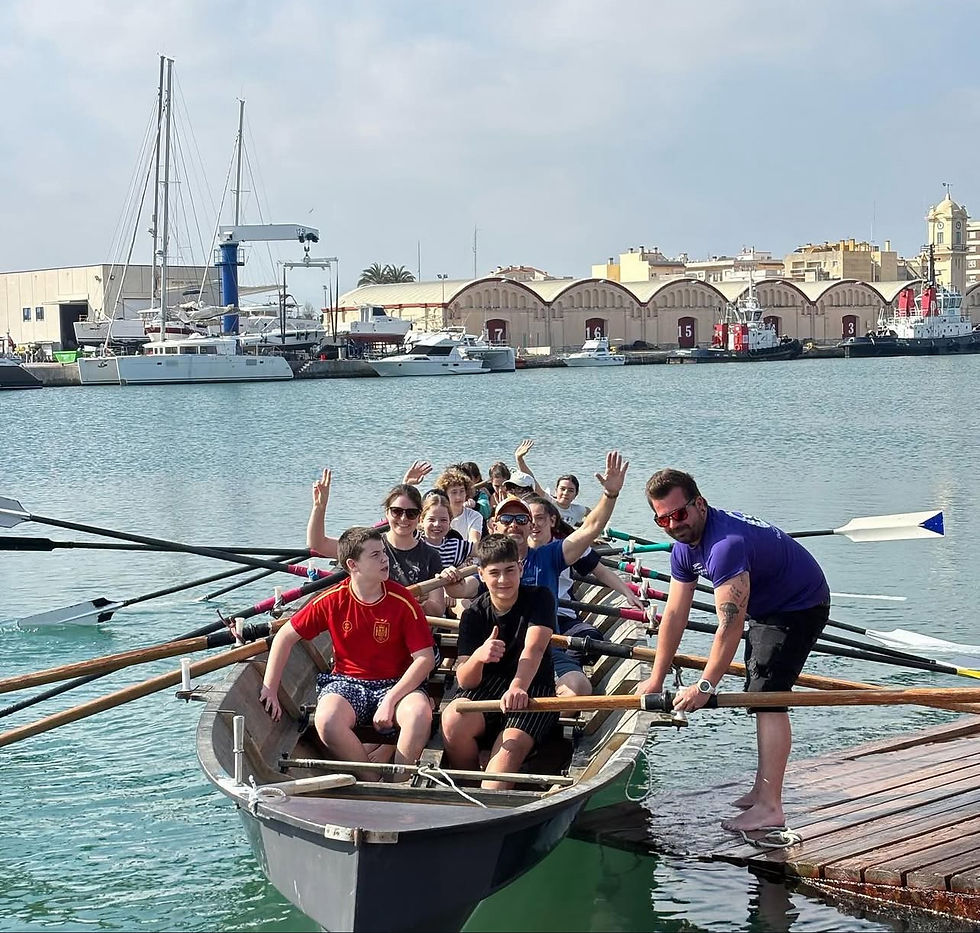 alumnos del colegio abad sola en la trainera del club rem grau gandia