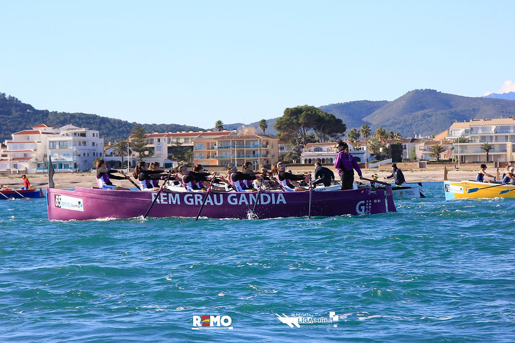 falucho en competición de remo gandia
