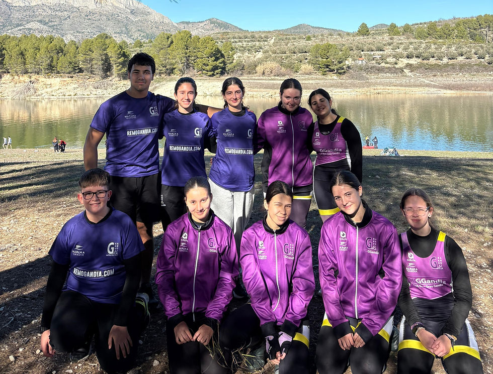 Los integrantes de la escuela de remo del Grau de Gandía, en la I regata de promoción de remo olímpico