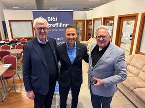 Björn Skúlason eiginmaður forseta fékk fyrsta Bláa trefilinn