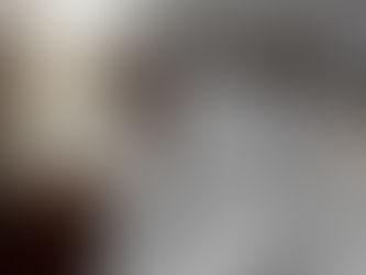 Bett abends, angeknipste Nachttischlampe, Tasse Tee