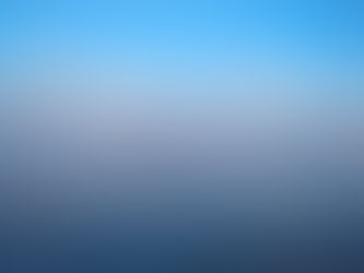 Blick auf die Ostsee, kaum Wellen, blauer Himmel, Abendstimmung, Blaue Stunde
