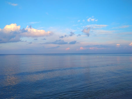 Blick auf die Ostsee, kaum Wellen, blauer Himmel, Abendstimmung, Blaue Stunde