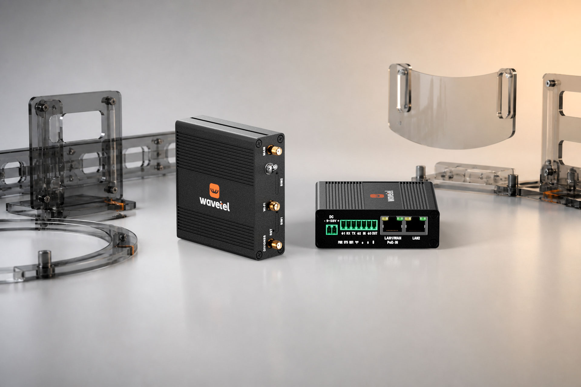 Vista frontal y lateral de un router industrial Wavetel WR143 LTE Cat 4 en un entorno de maquinaria claro y metálico