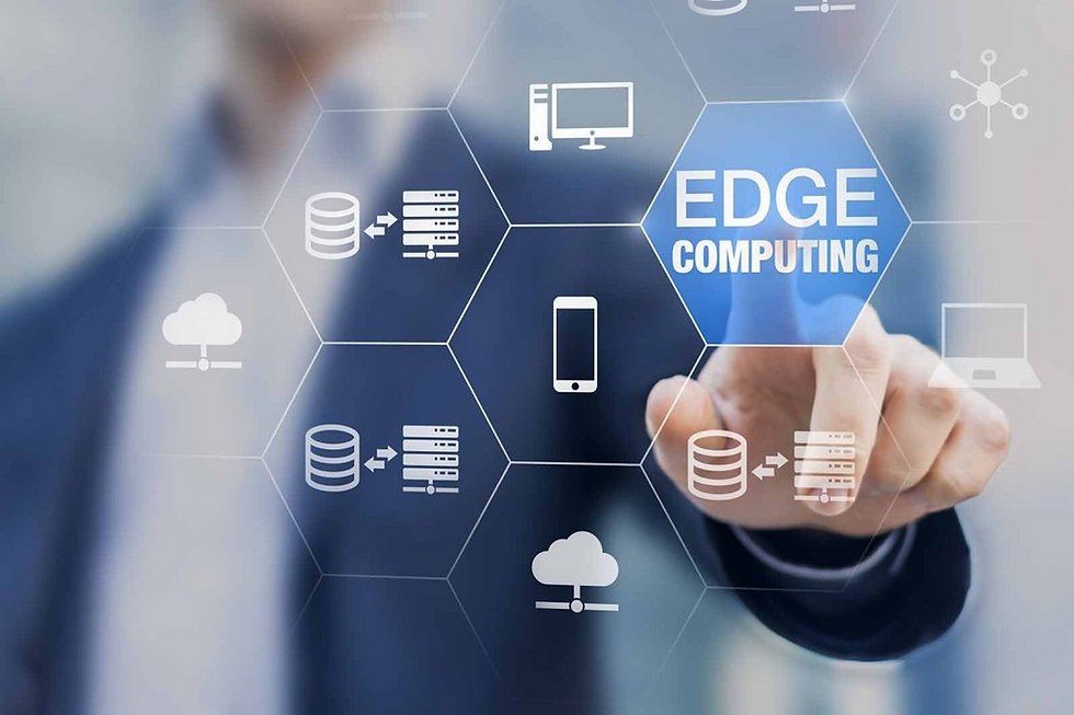 Fotografische Edge-Computing-Szene: Eine Hand wählt ein blaues Sechseck mit der Aufschrift EDGE COMPUTING; daneben sind verbundene Gerätesymbole.