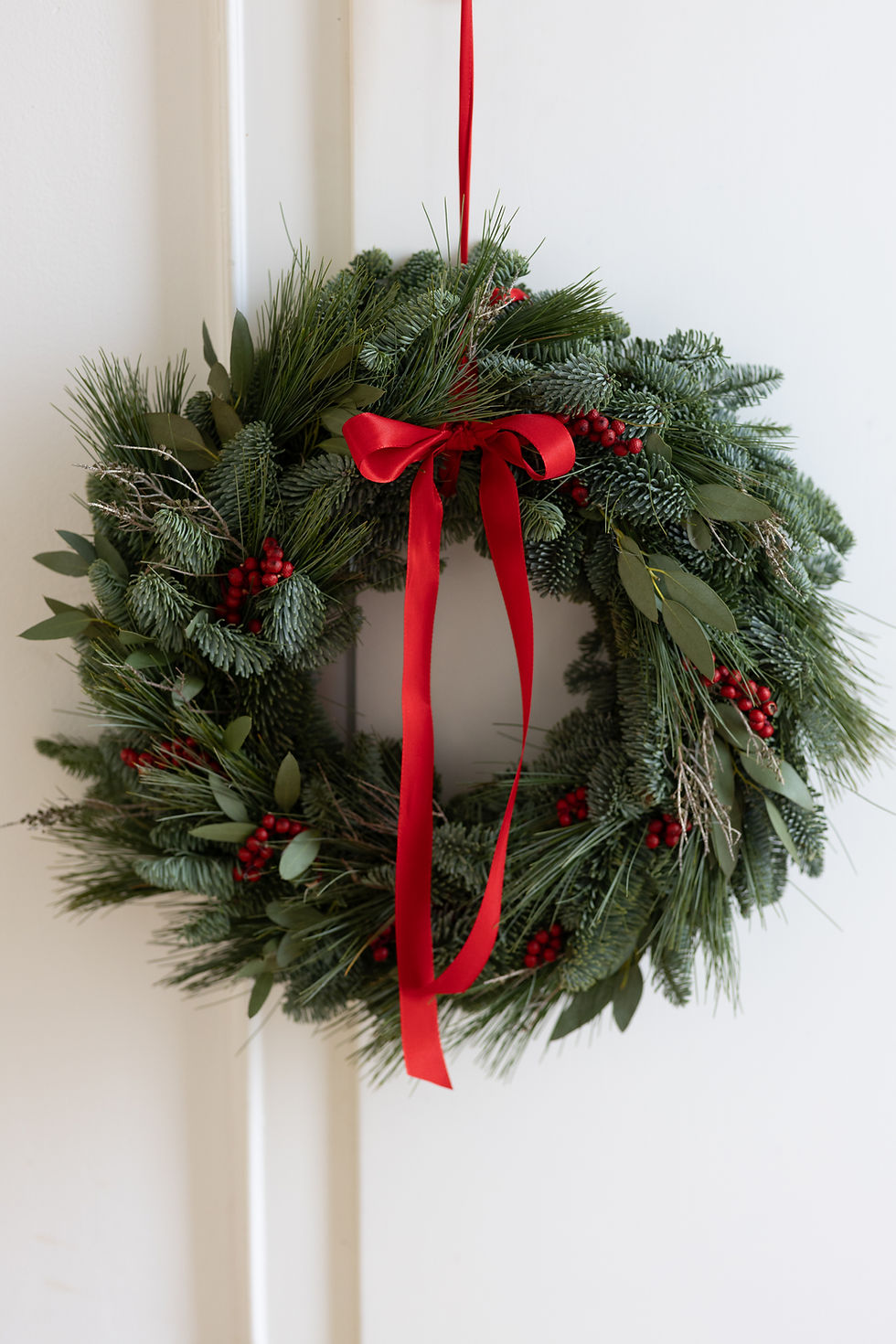 Weihnachtlicher Winterkranz mit roten Akzenten