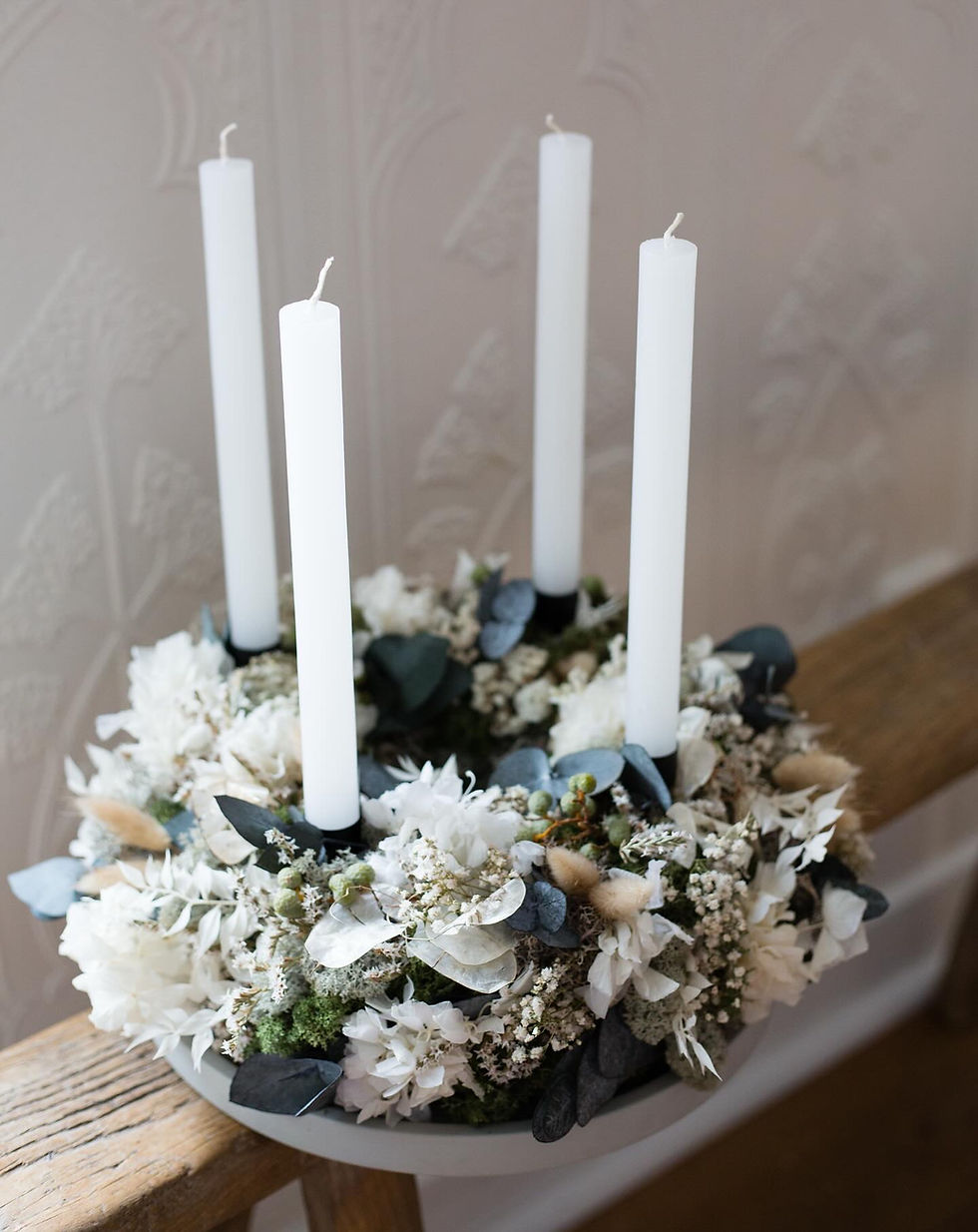 SET ADVENTSKRANZ NATUR MIT STABKERZEN UND TELLER