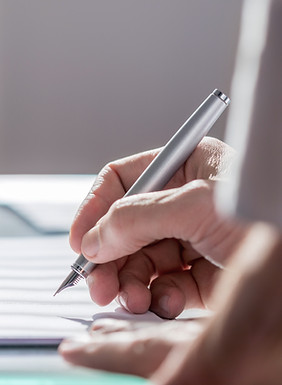 Documento con la pluma
