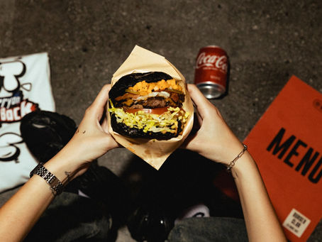 台灣街頭服飾品牌 CARRYON 攜手 BOUNCE BACK 美式漢堡,打造嘻哈聯名派對與限定服飾