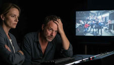 頭を抱えるディレクター