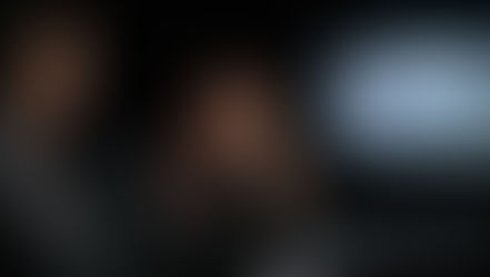 頭を抱えるディレクター