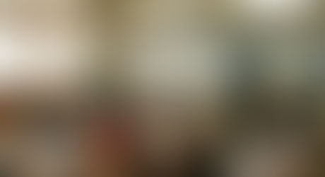 教室で先生に質問する児童たち