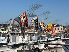 大漁旗を掲げる日本の小型漁船