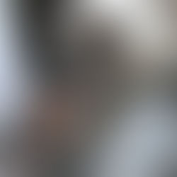 Un chat regarde un bébé dormir