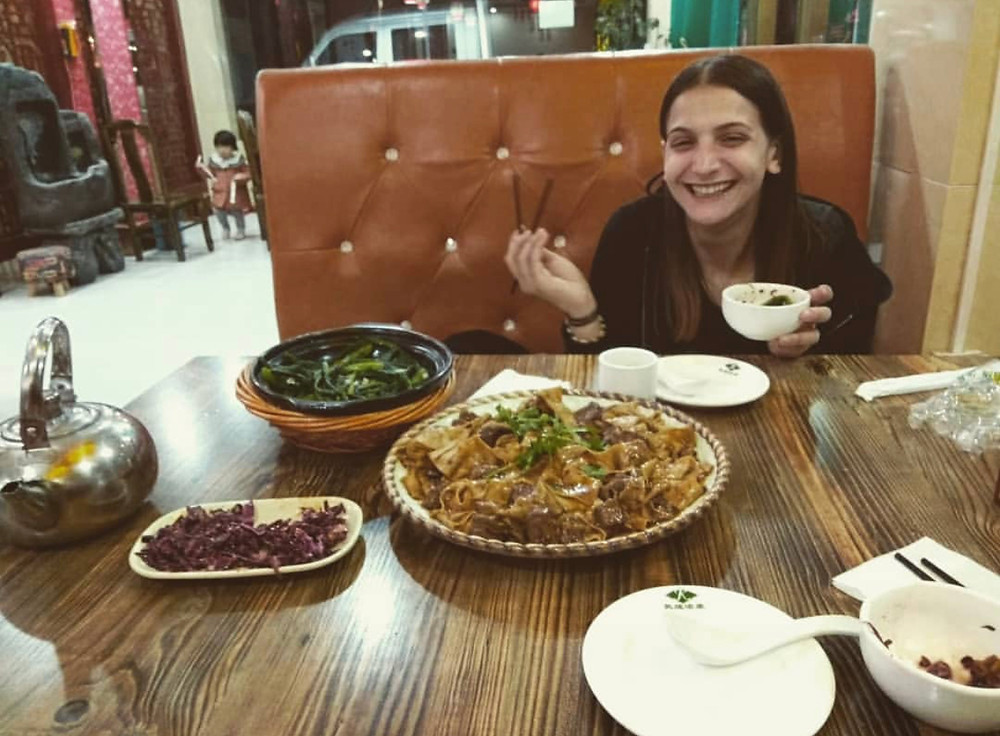 Amelia intenta a fare una delle cose più belle del mondo: mangiare in un ristorante tipico.