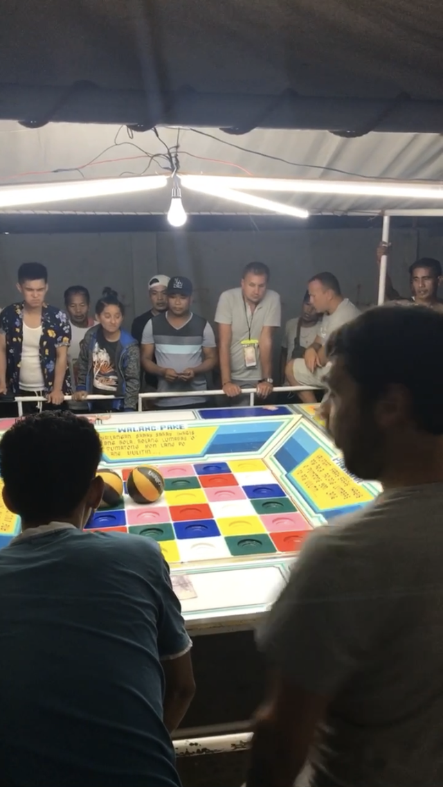 Uno scatto super personale della viaggiatrice intervistata quest'oggi. Giochi per strada nelle Isole delle Filippine, più precisamente a El Nido