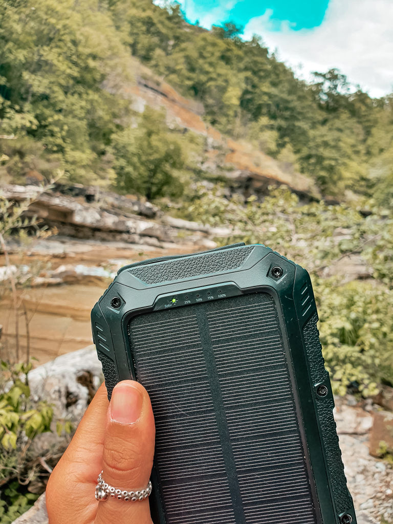 Quando la luce vedere al fianco della scritta "solar" è accesa, significa che il powerbank sta caricando a luce solare.