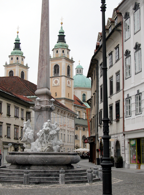 Lubiana, capitale della Slovenia. Basta una passeggiata per il centro cittadino per respirare aria di vacanza, in una città che ha molto da offrire.