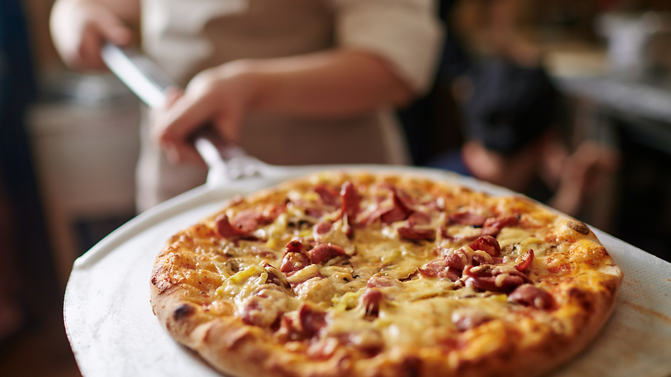 Pizza su pala di pizzaiolo uscita dalla cottura in forno a legno. immagine presa dal web