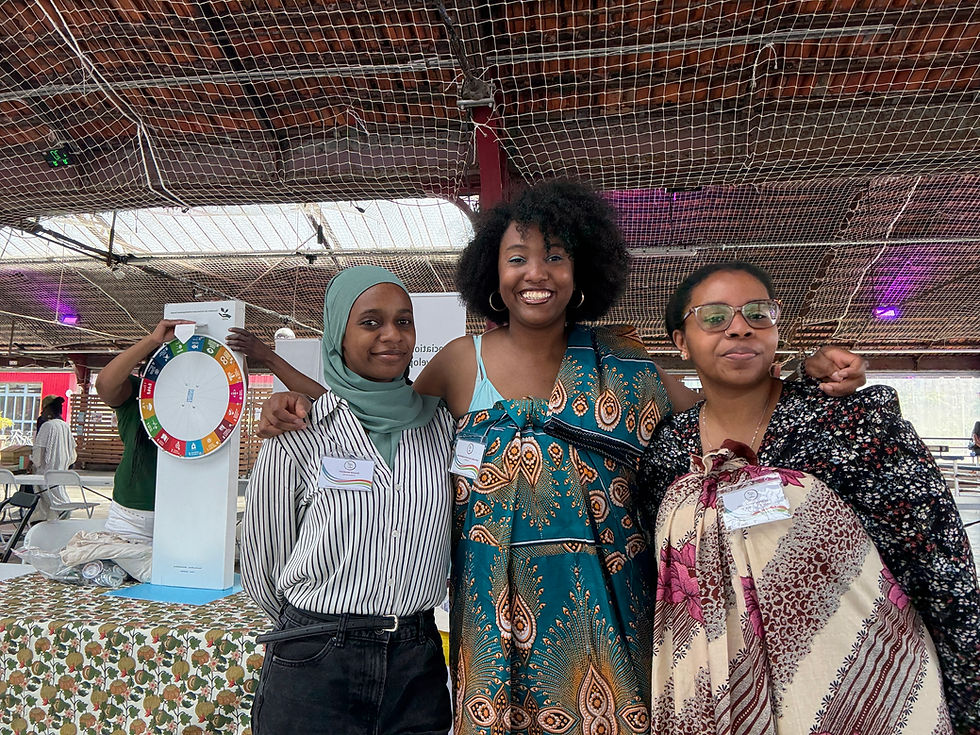 L'équipe SoSciences'KM . De gauche à droite : Nourzat, Nathanaëlle, Mariama