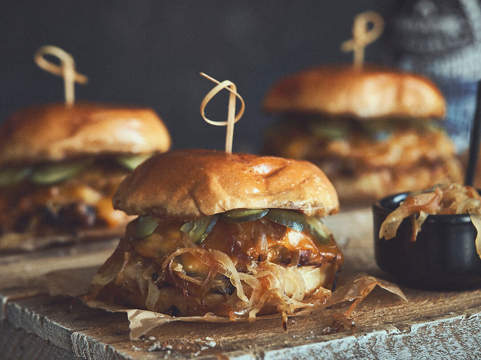 Gegrilde beefburgers met cheddar & gebakken ui