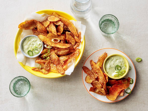 Aardappelschil-chips met bosui-mayonaise