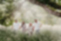 Familie spaziert durch Feld, Fotografie Saarland