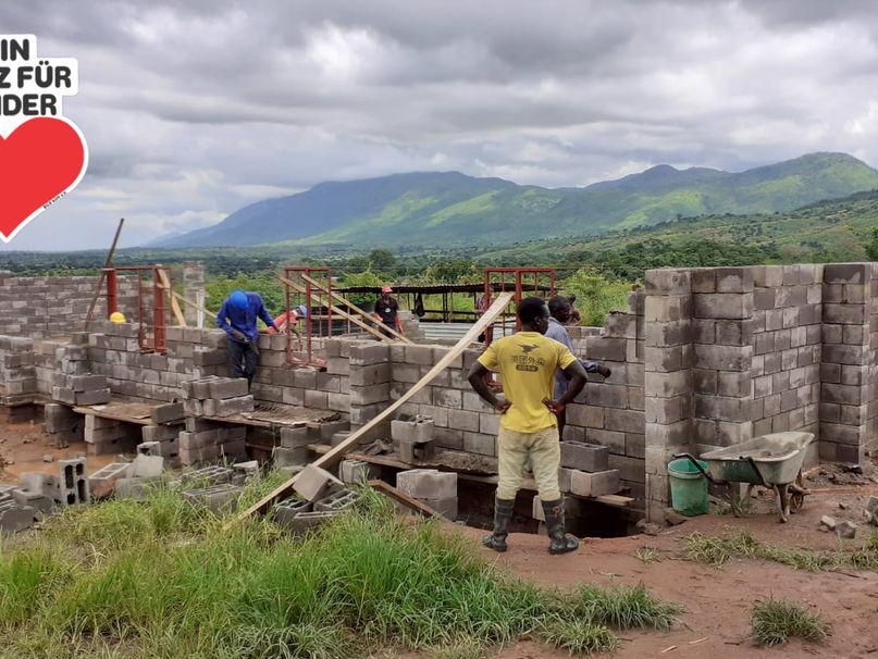 BILD hilft e. V. „Ein Herz für Kinder“ - Baufortschritt des dritten Klassenraumgebäudes 15.03.2021