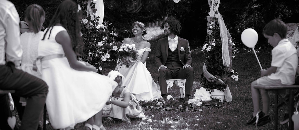 Mariage en noir et blanc: mariés heureux avec invités