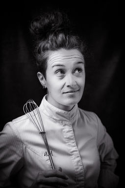 Portrait noir et blanc d'une cheffe pâtissière