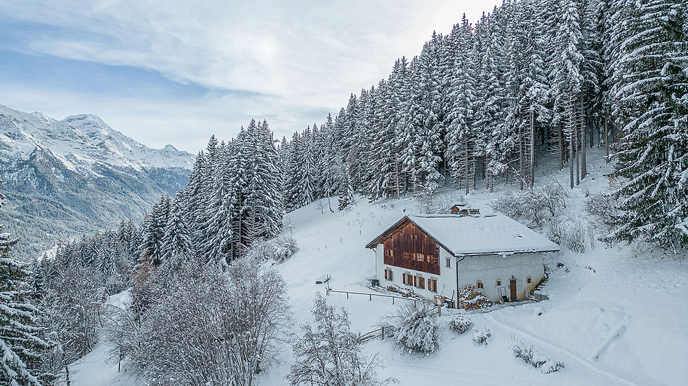 photo drone d'un chalet enneigé