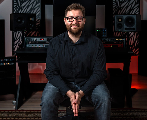 Professioneller Toningenieur und Mastering-Ingenieur, tätig in einem Produktionsstudio für Modern Metal, Metalcore, Hardcore und Rock