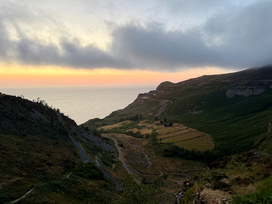Pum niwrnod yn Nant Gwrtheyrn: Magu Hyder yn y Gymraeg