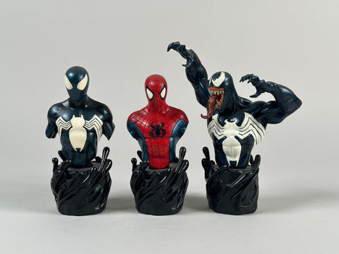 Ensemble de 3 figurines statues en résine représentant spiderman, venom et spiderman avec son costume de symbiote, avec boite