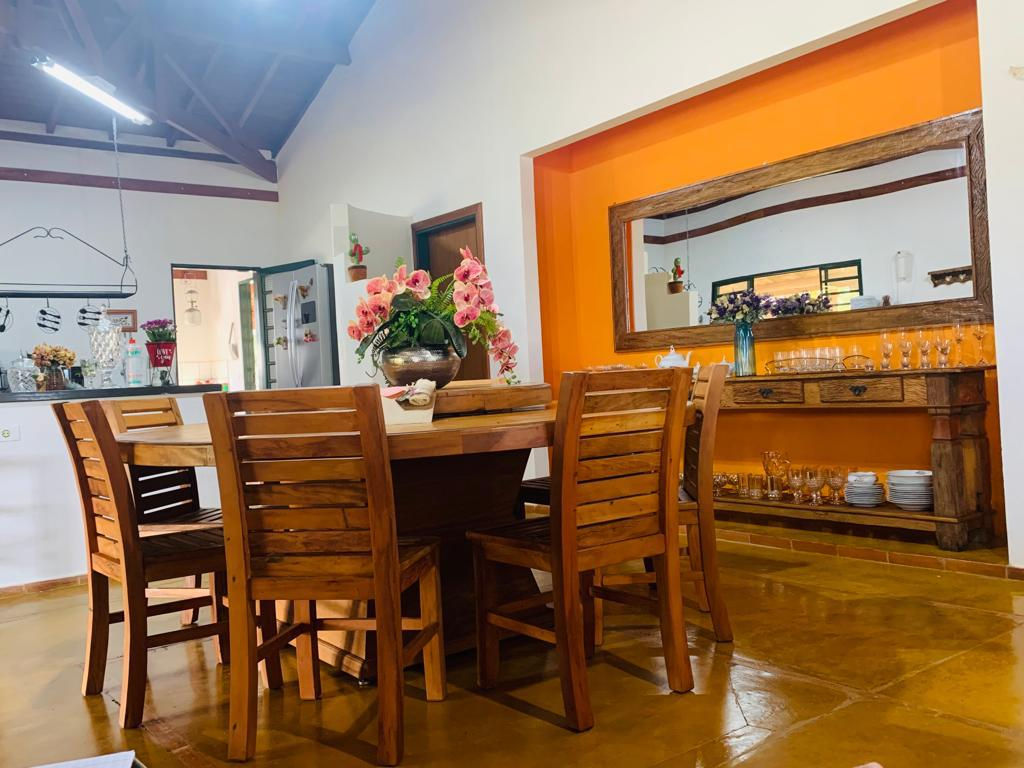 Mesa Redonda (pé pirâmide)