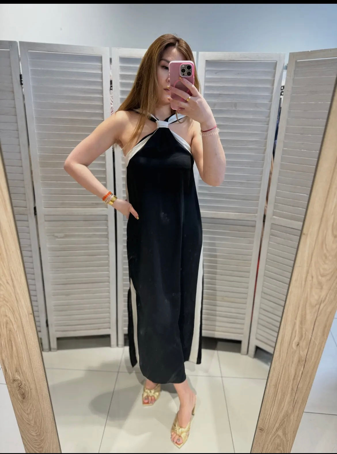 Robe noire et blanche croisée cou