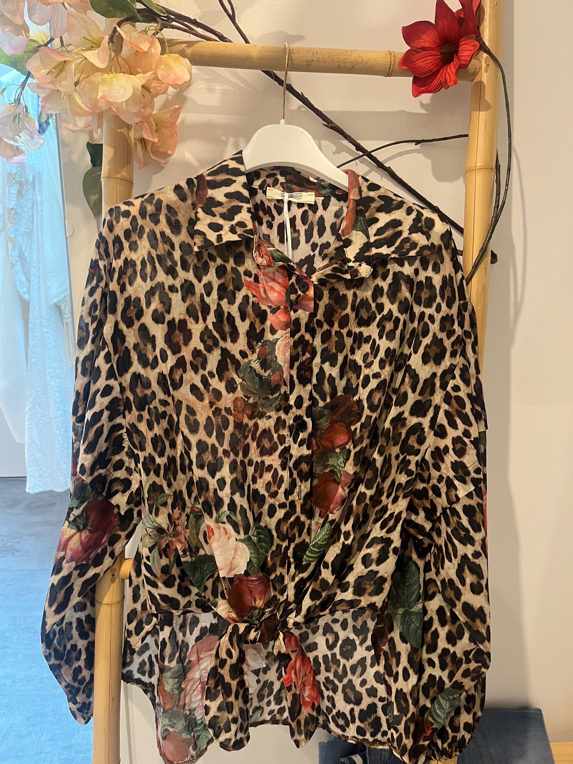 Chemise léopard et fleurs 