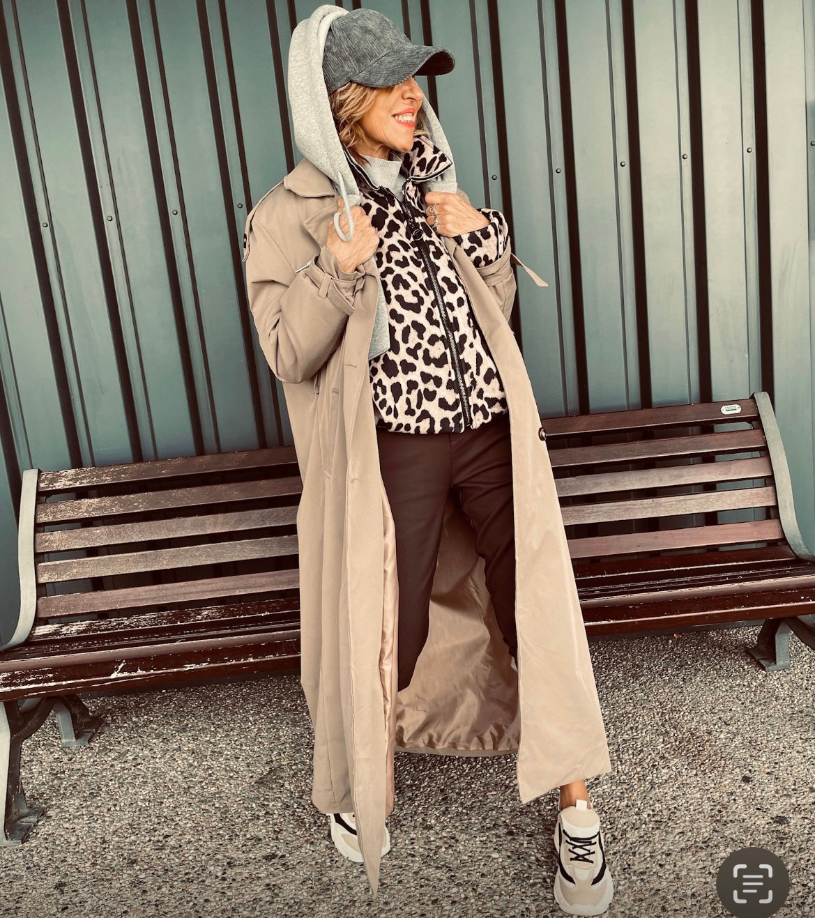 Imperméable beige avec capuche grise 