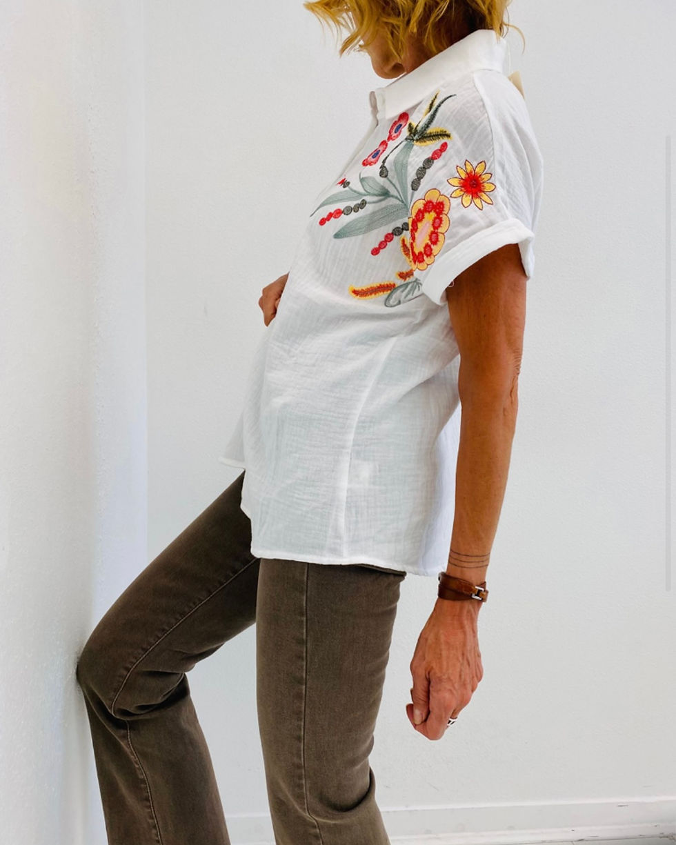 Chemise blanche avec broderies fleurs