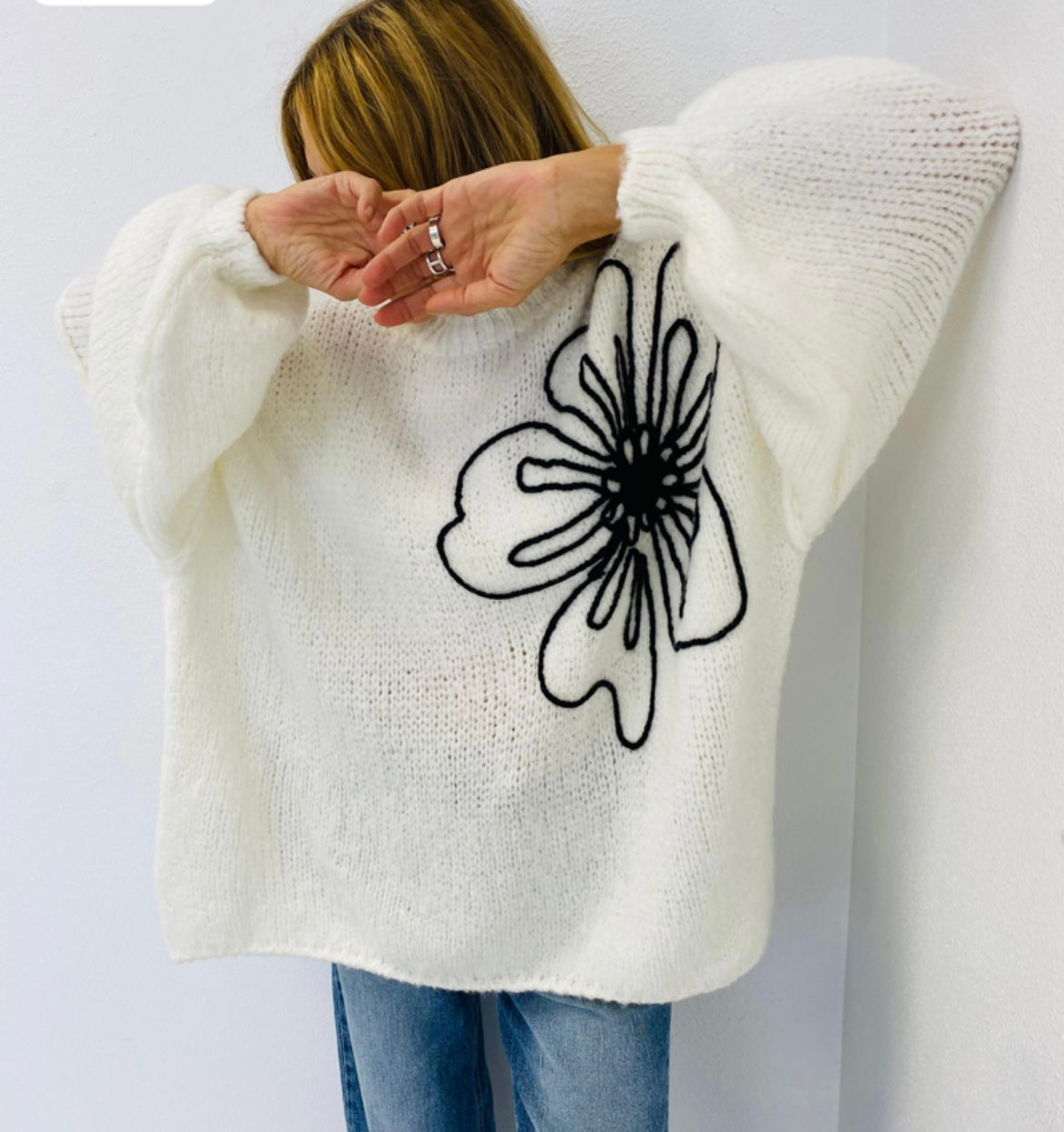 Pull blanc cassé fleurs noirs 
