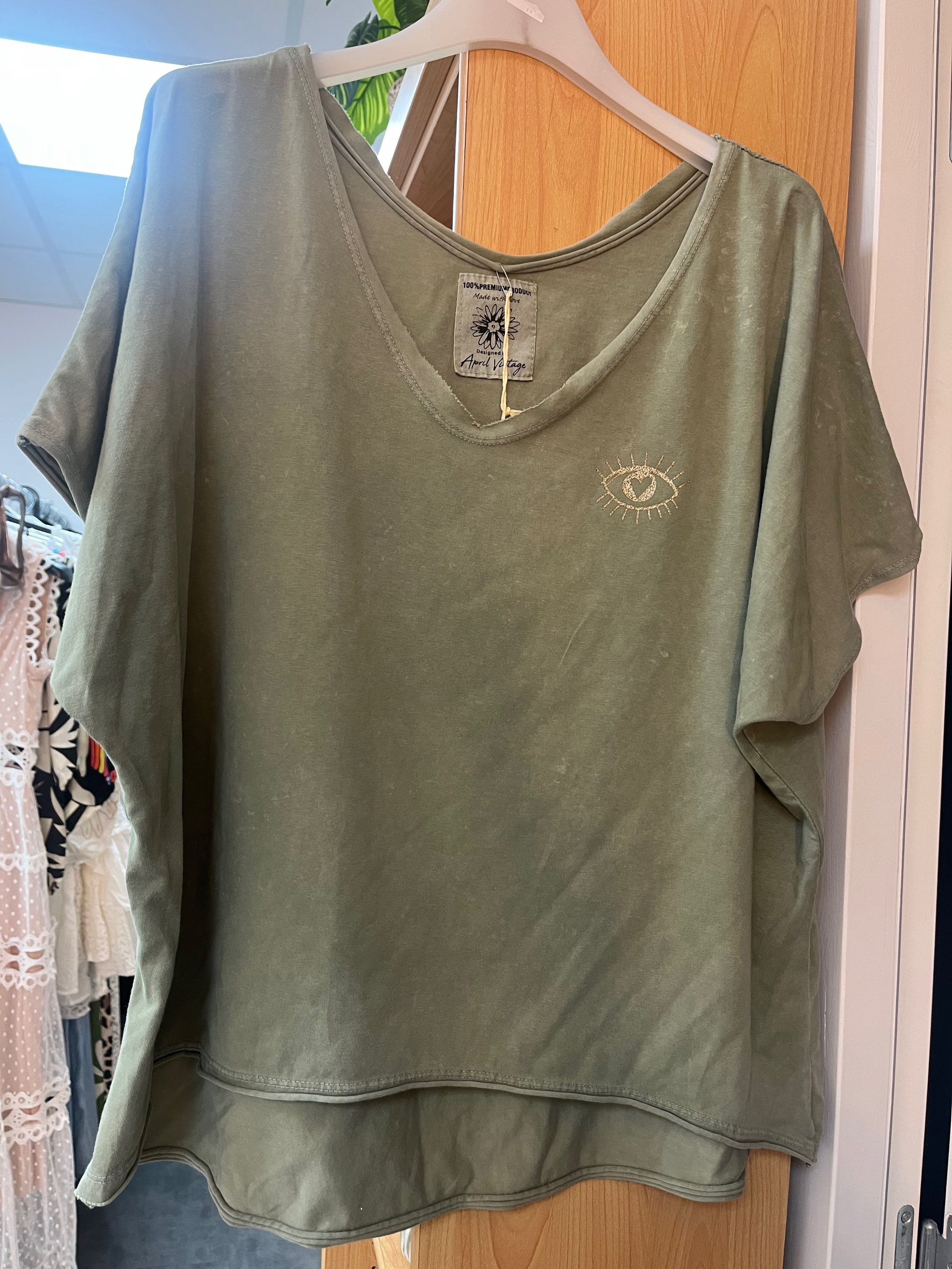 Tee-shirts kaki délavé brodé œil or
