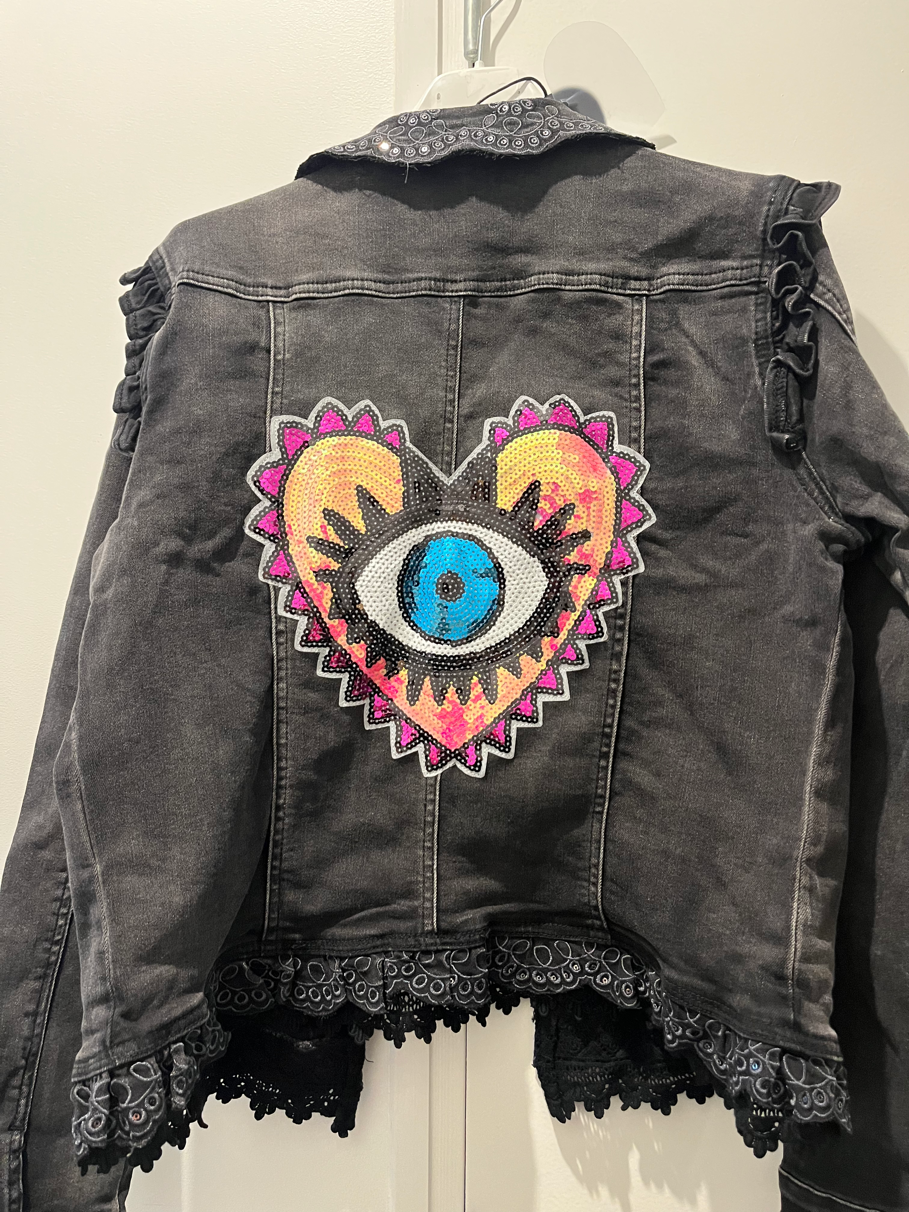 Veste création œil cœur 