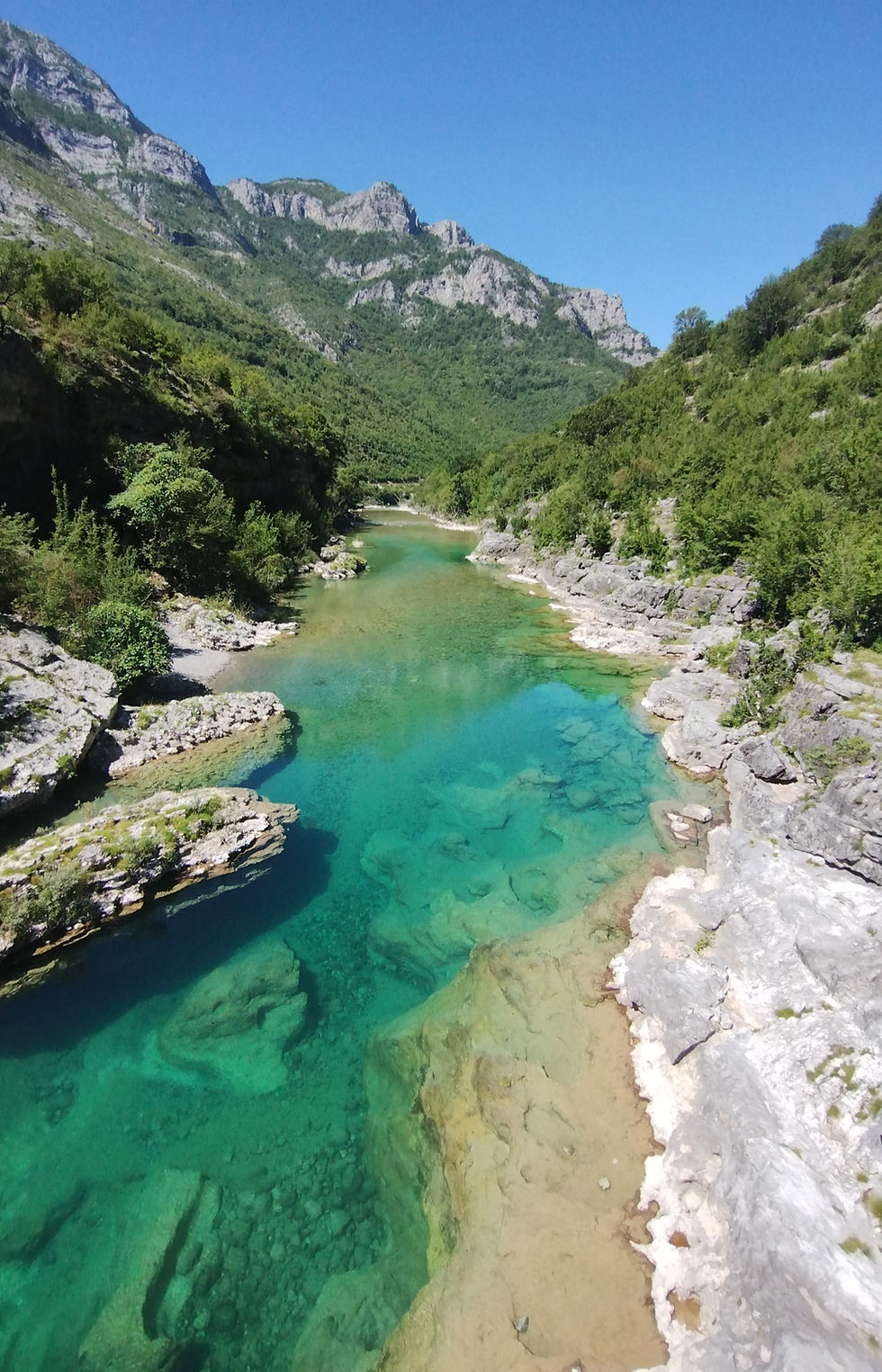 Türkisfarbener Fluss in der Landschaft Albaniens