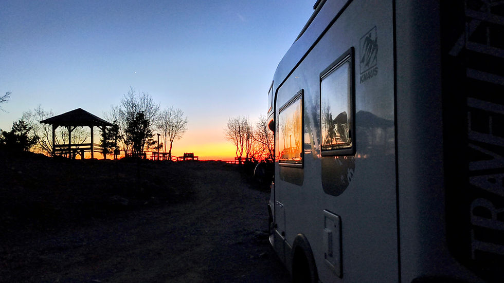 Freistehendes Wohnmobil bei Sonnenuntergang in Nordmazedonien mit weitem Ausblick