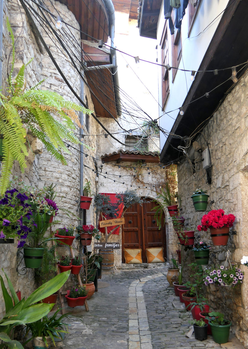 Gasse in der Altstadt von Berat in Albanien