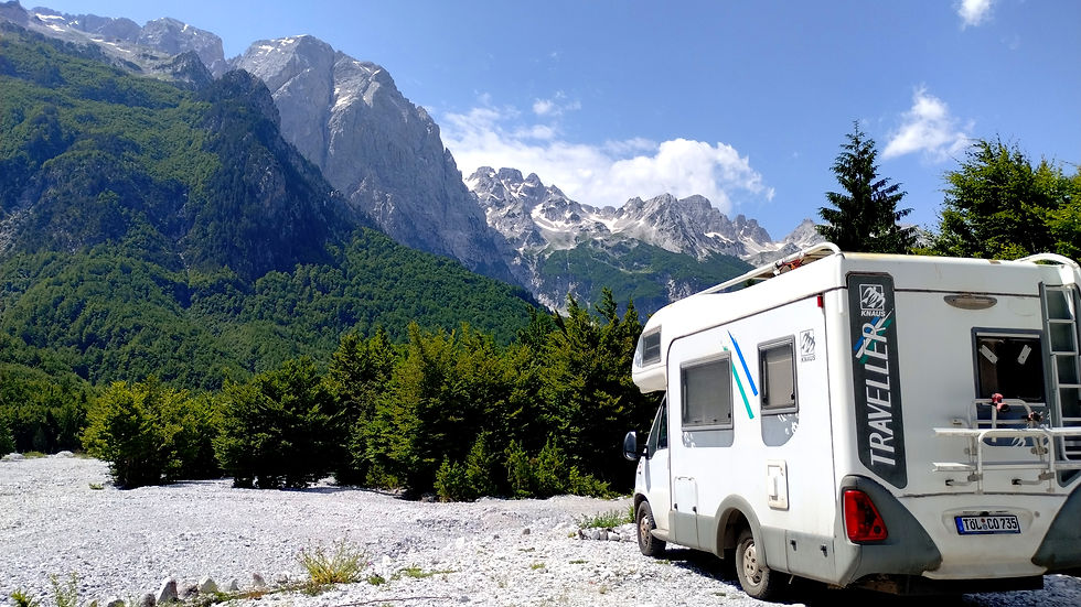 Wohnmobil in den Bergen Albaniens mit Blick auf die Landschaft