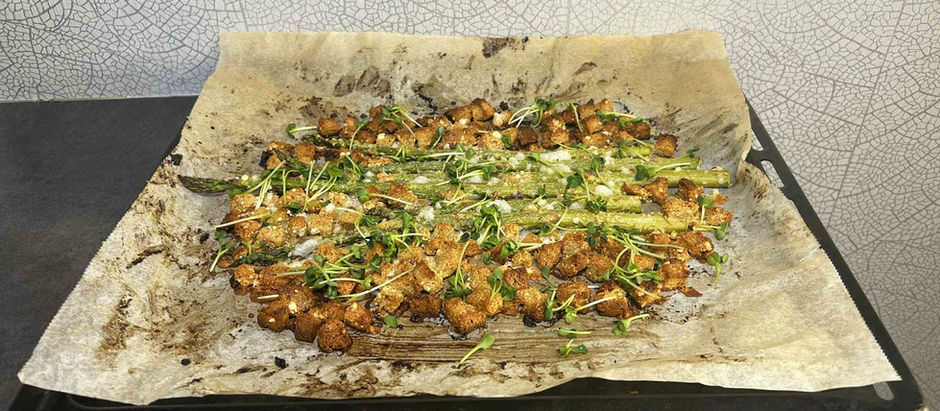 Ovnsbakt asparges med brødkrutonger og vegansk parmesan