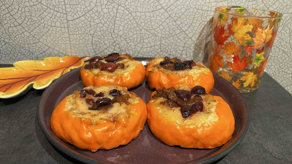 Boller med vaniljekrem og plommer