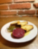 Tartare di Fassona al piatto con senape al miele e alici