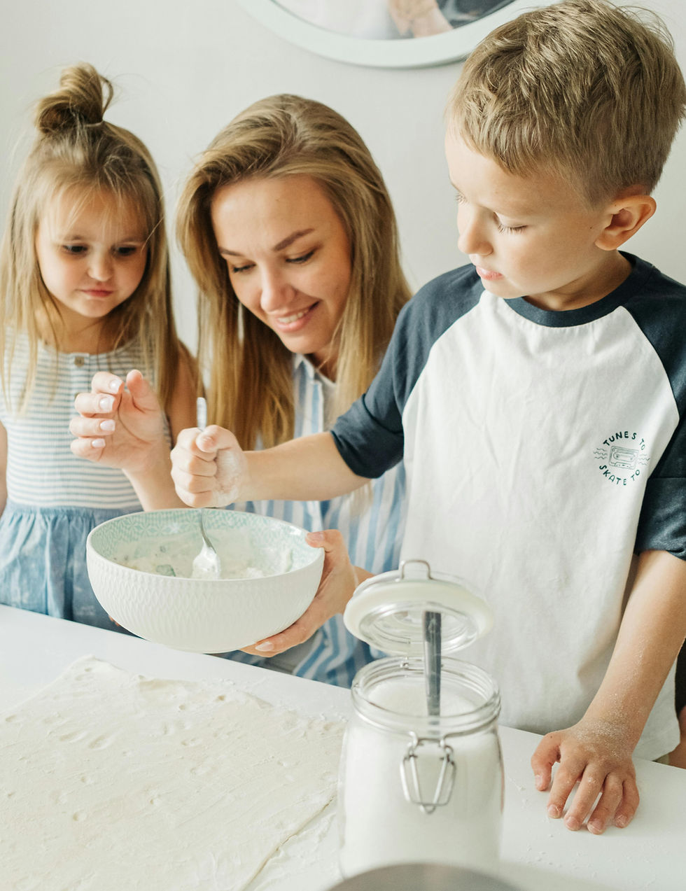 Mulher e crianças cozinhando